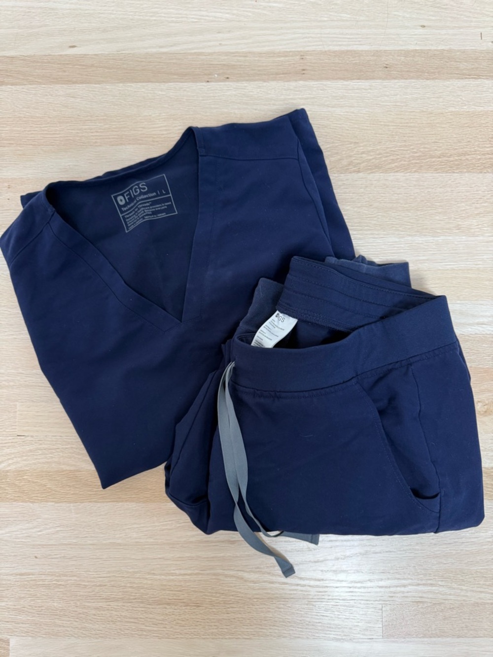 Figs Set Navy Scrub Top & Drawstring Jogger Pants